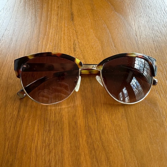 Oscar de la Renta Tortoise Shell Sunglasses - Picture 1 of 3